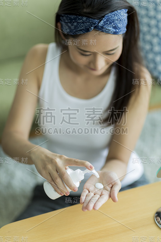 年轻女子护理皮肤