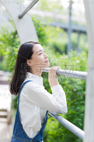 穿着牛仔裤的漂亮女孩