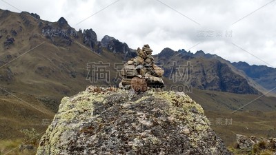 凯恩在一个山谷的巨石上