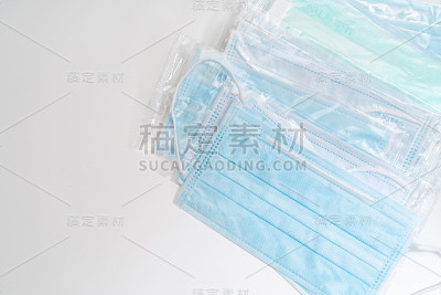 带橡胶耳带的外科口罩。典型的三层外科口罩，用以覆盖口鼻。防止细菌滋生。保护的概念。