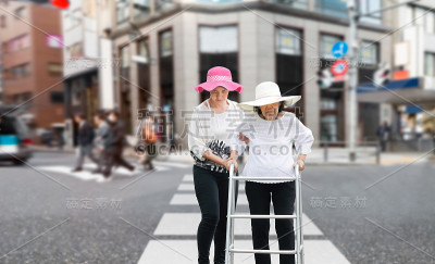 女儿照顾过街的老妇人