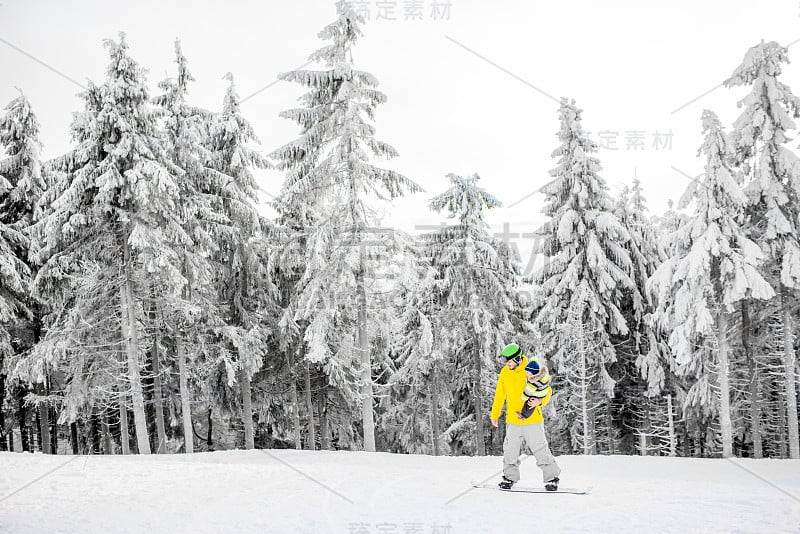 在山上滑雪的男人