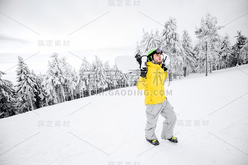 在雪山上滑雪