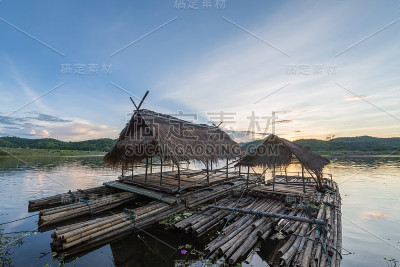 水泛舟于江山