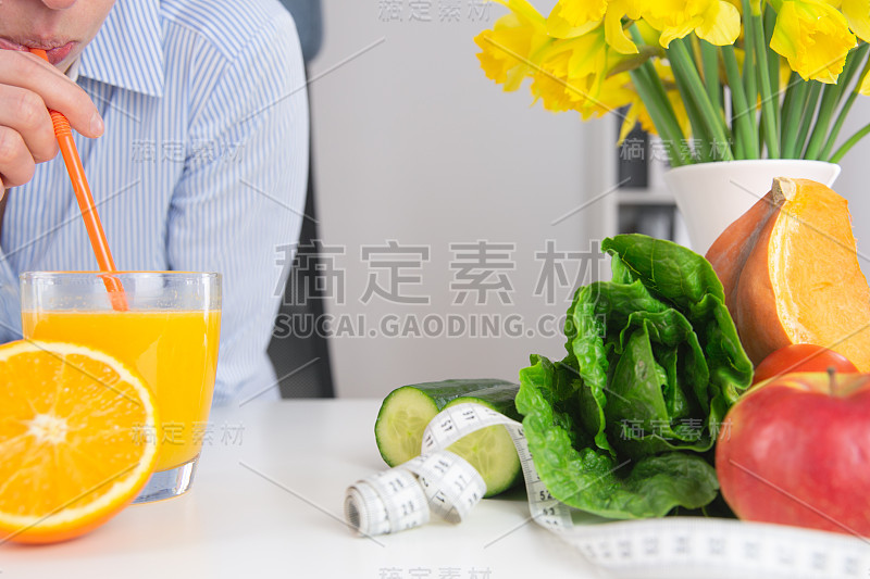 蔬菜饮食的营养和用药概念。营养学家提供健康的蔬菜饮食。在自然光下