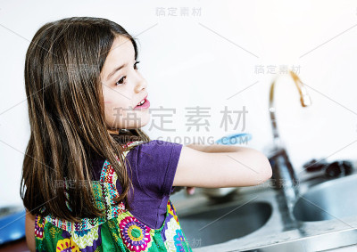 非常可爱的孩子在做陶器