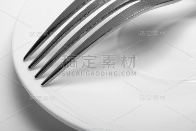 盘子上的叉子