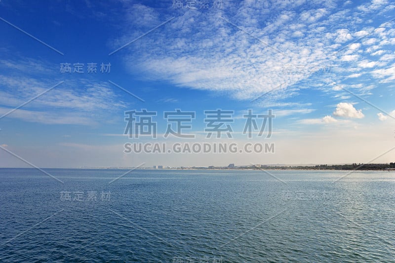 美丽的海景，蓝绿色的海洋和蓝天白云晴天