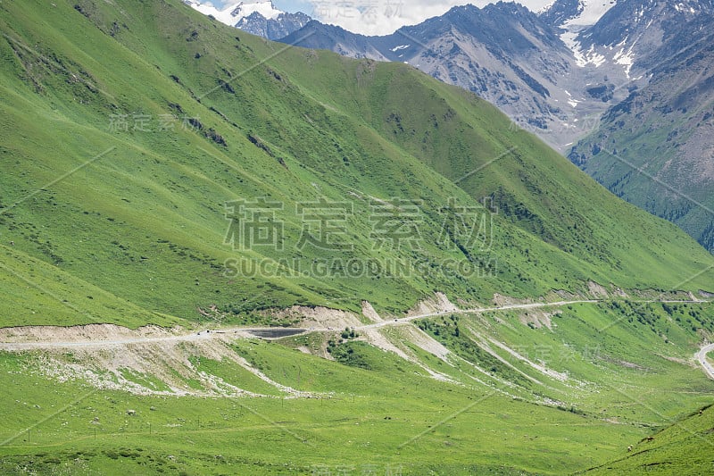 中国新疆217高速公路沿线的山区和草原，夏季