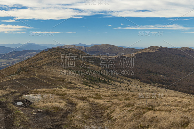 软焦点喀尔巴阡山脉的moody景观自然环境高原山脊干燥的草地与孤独的土路旅游路线路径