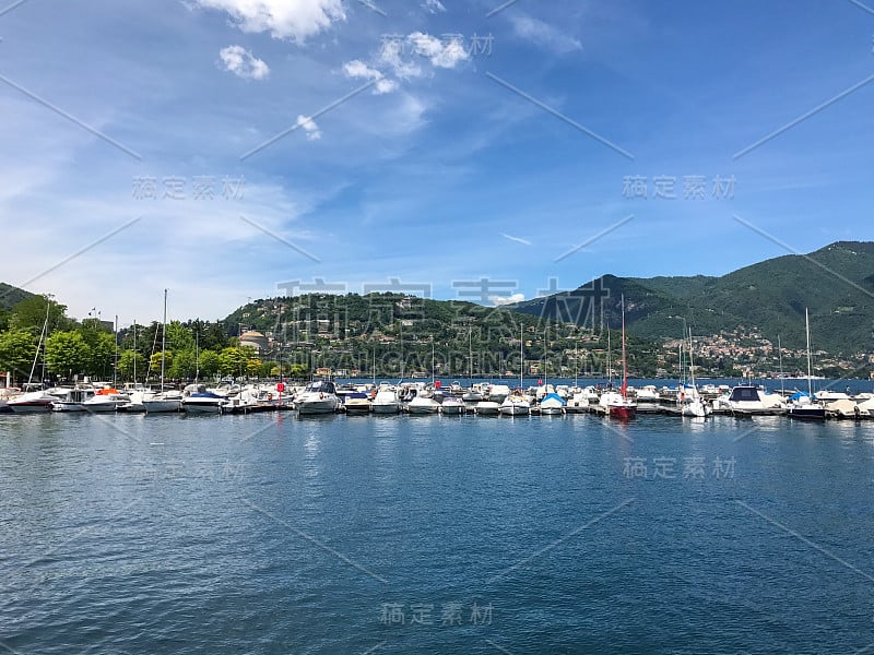 小船停靠在意大利科莫湖，风景秀丽