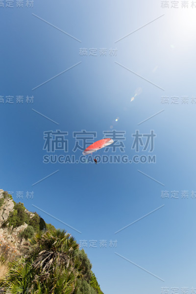 夏天在悬崖上滑翔