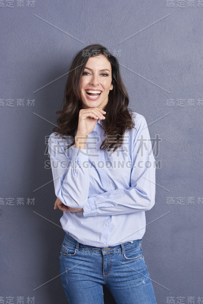 露齿微笑的女人