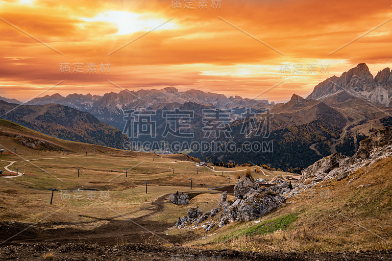 秋季高山白云石山戏剧性的日落场景附近波多doi山口，特伦蒂诺，意大利。