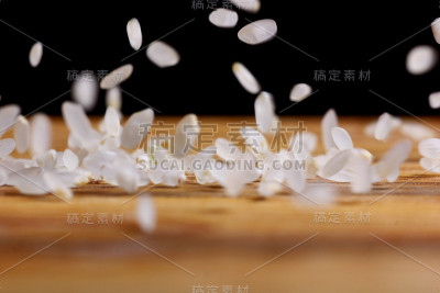 米粒落在木桌上