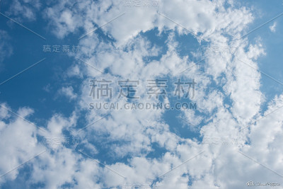 蓝天映衬着白云