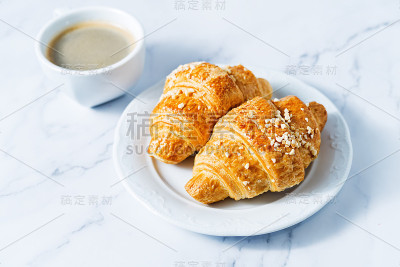 新鲜的浆果牛角面包和一杯咖啡