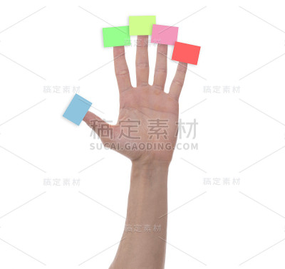 男人手指上的空纸条