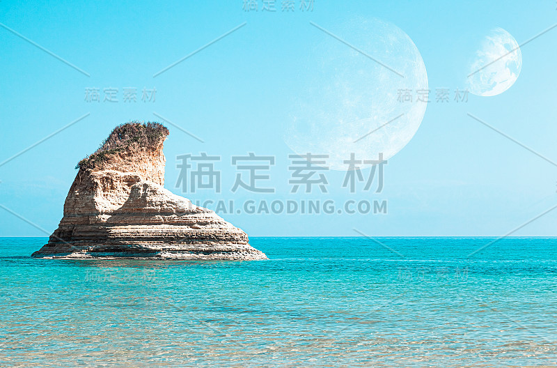 海景，悬崖，天空中的两颗行星