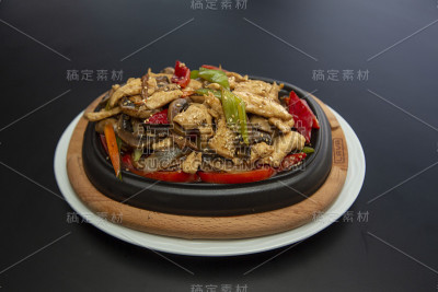 铁锅上的鸡肉
