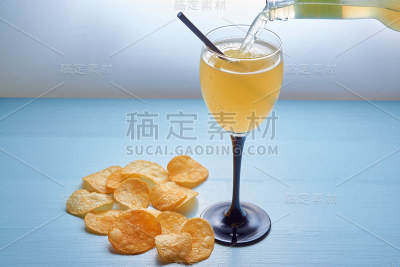 将黄金啤酒倒入玻璃杯