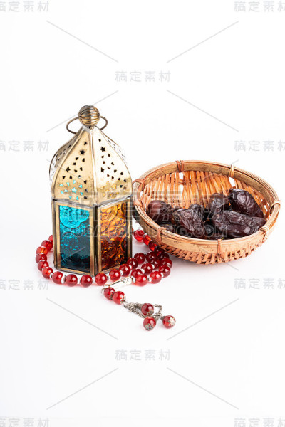 Ramadhan概念。阿拉伯文灯笼和枣子隔白相映