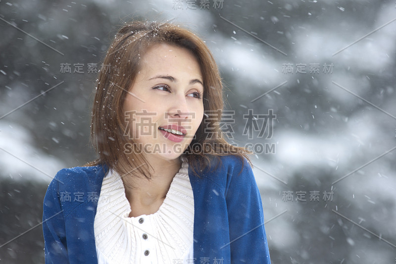 雪花里的女孩