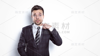 商人松开衣领