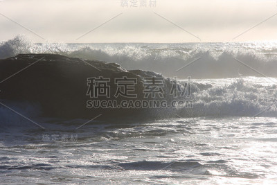 波和石头