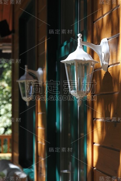 漂亮的小屋门有两盏灯