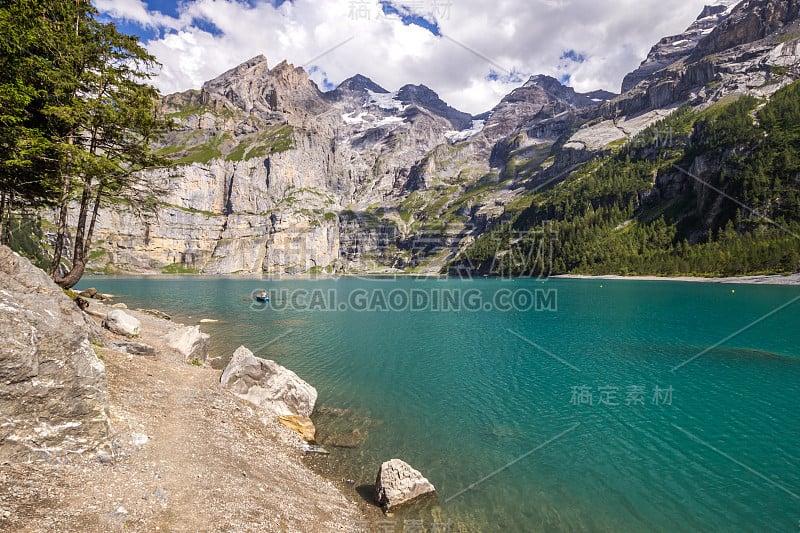 瑞士阿尔卑斯山的一条山路