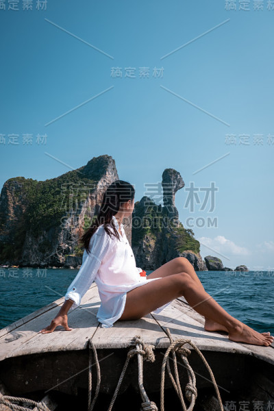 泰国甲米拉伊海滩，在泰国热带度假的女人，热带悬崖和长尾船