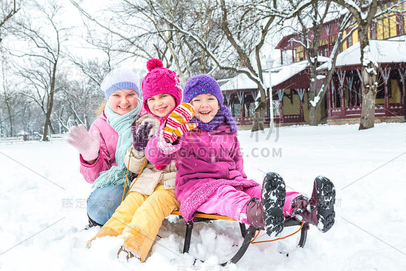 可爱的一家人在雪地里玩耍