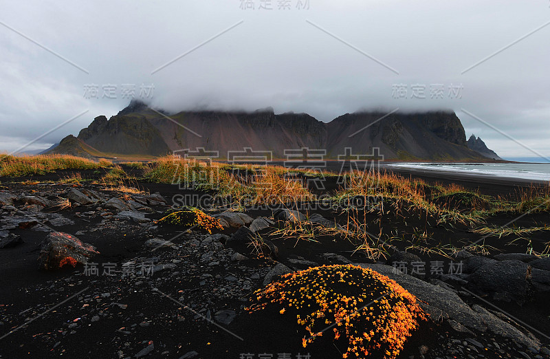 海边有高山和火山熔岩沙丘