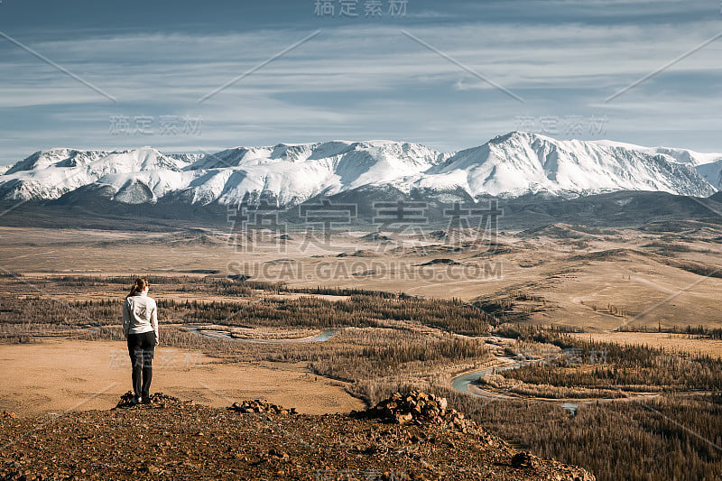 欣赏山景的女人