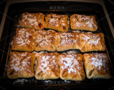 托盘上的苹果蛋糕。