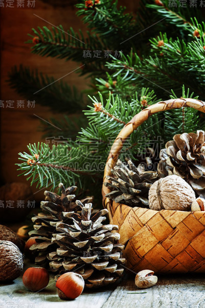 圣诞或新年贺卡与柳条篮子