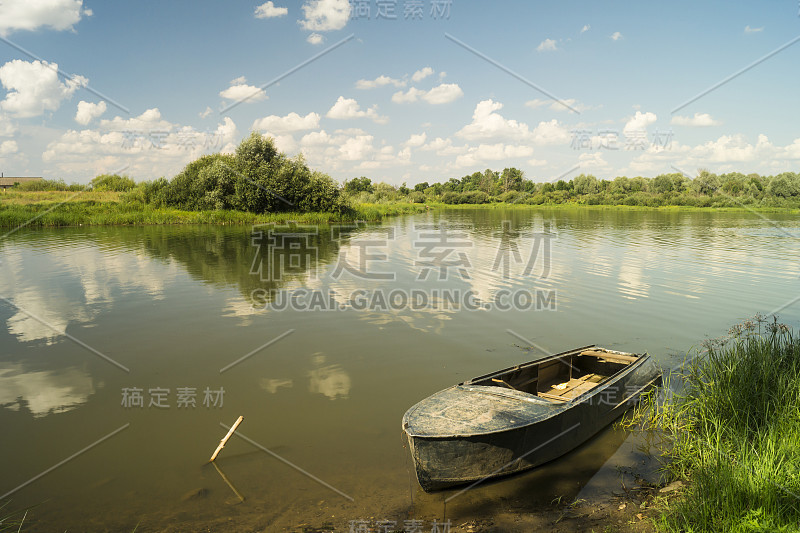 海岸边的小船，背景是蔚蓝的天空