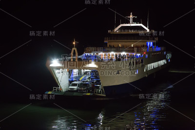晚上在克里米亚停泊处摆渡