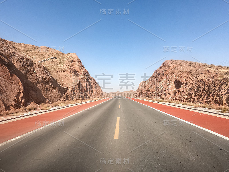 中国西北部的沙漠道路