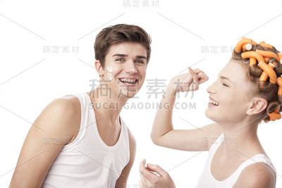 年轻夫妇使用面霜