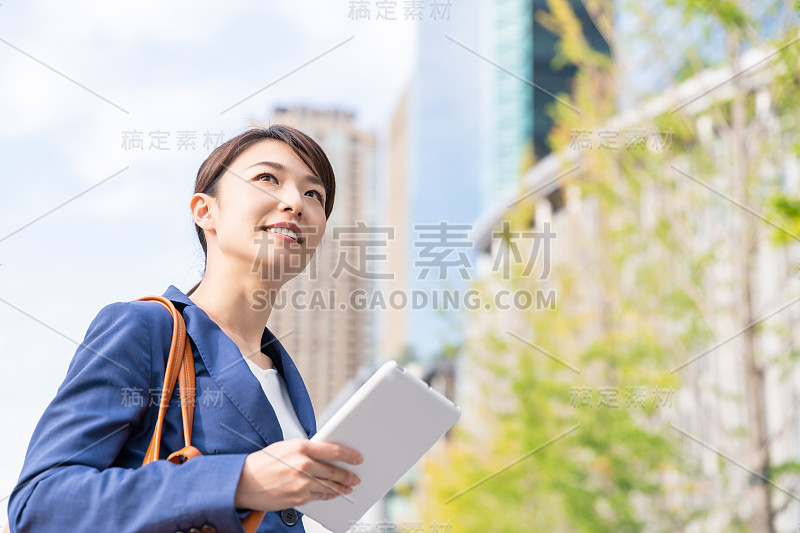 看到平板电脑的亚洲女性