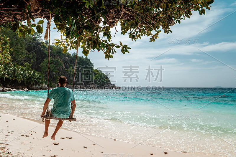 塞舌尔热带岛屿，年轻人在白色海滩度假期间的马赫塞舌尔，Praslin塞舌尔