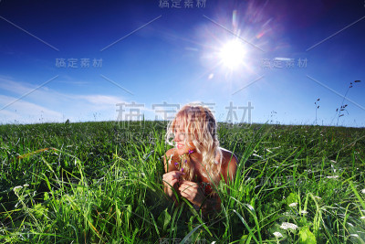 绿草地上的女人