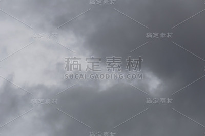 雨云在天空中形成的气候概念，恶劣的天气在白天。