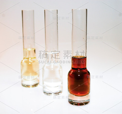 餐后用作消化剂的不同类型的烈酒。
