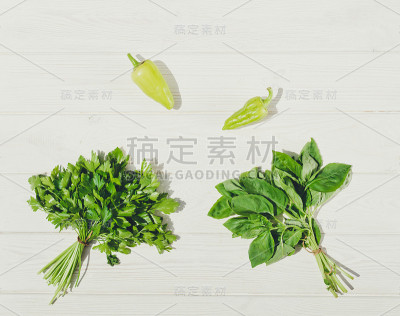 香草和新鲜保加利亚胡椒
