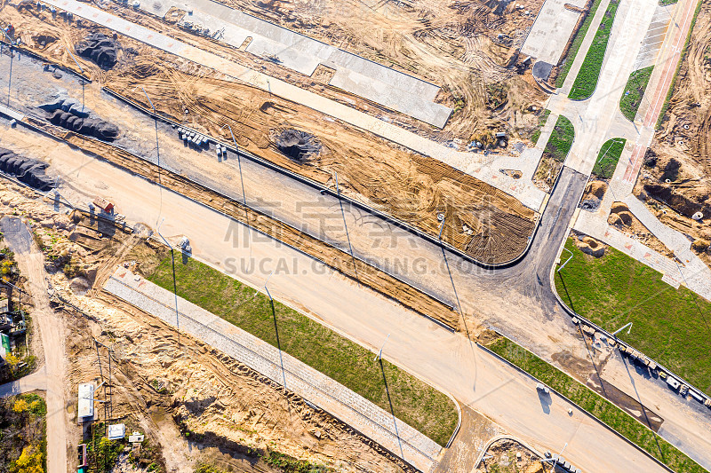 道路施工现场鸟瞰图。交叉路口建筑