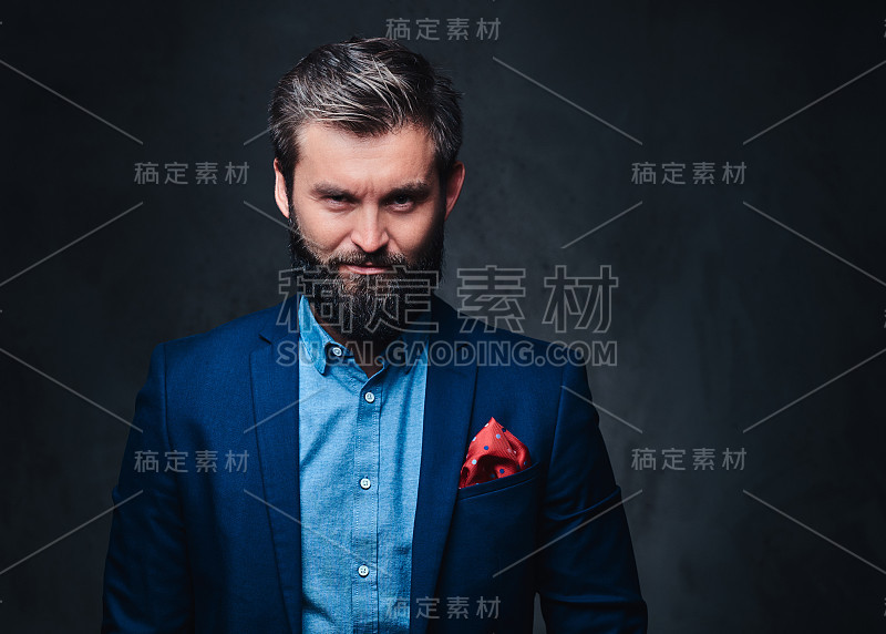 一个穿着优雅西装的男人。