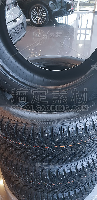 冬季汽车螺柱轮胎